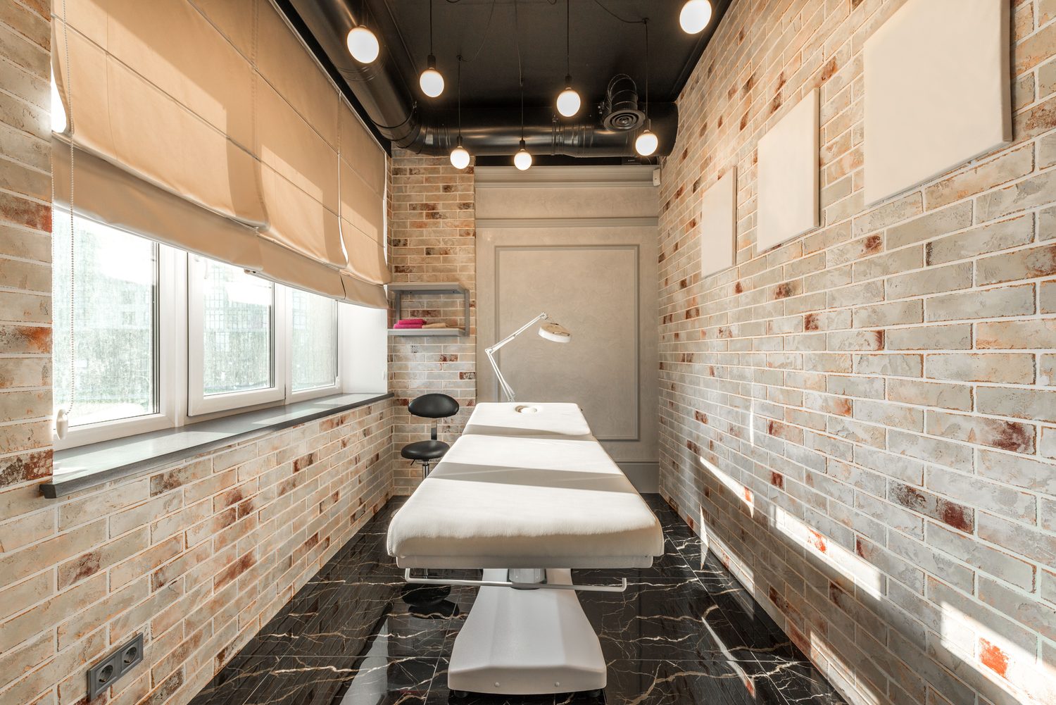Behandlungsraum Body Art Surgery Institute Düsseldorf — Hyaluron beim Facharzt Dr. (univ.Te.) Fetai